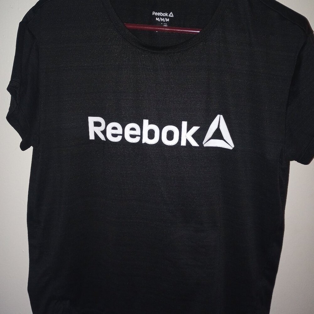 Reebok athletic top size medium